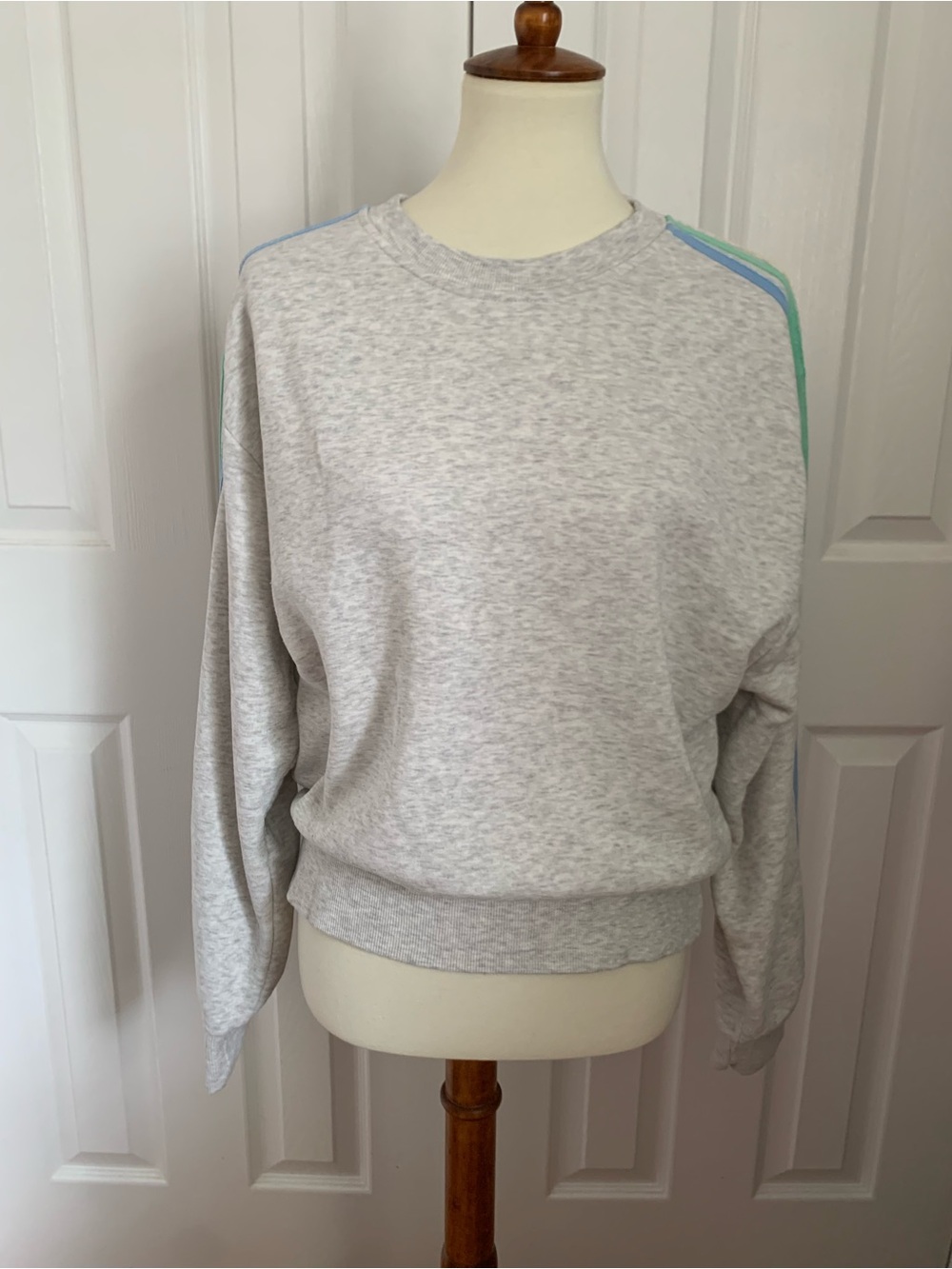 Quiet Storm Surf Shop Women’s XL Gray Fleece Crewneck Sweatshirt Rainbow Sleeves
